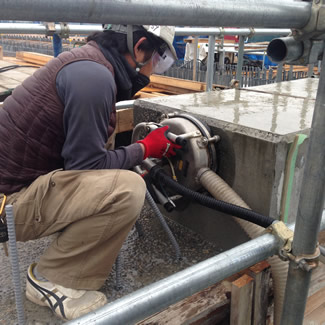 コンクリート表層除去作業